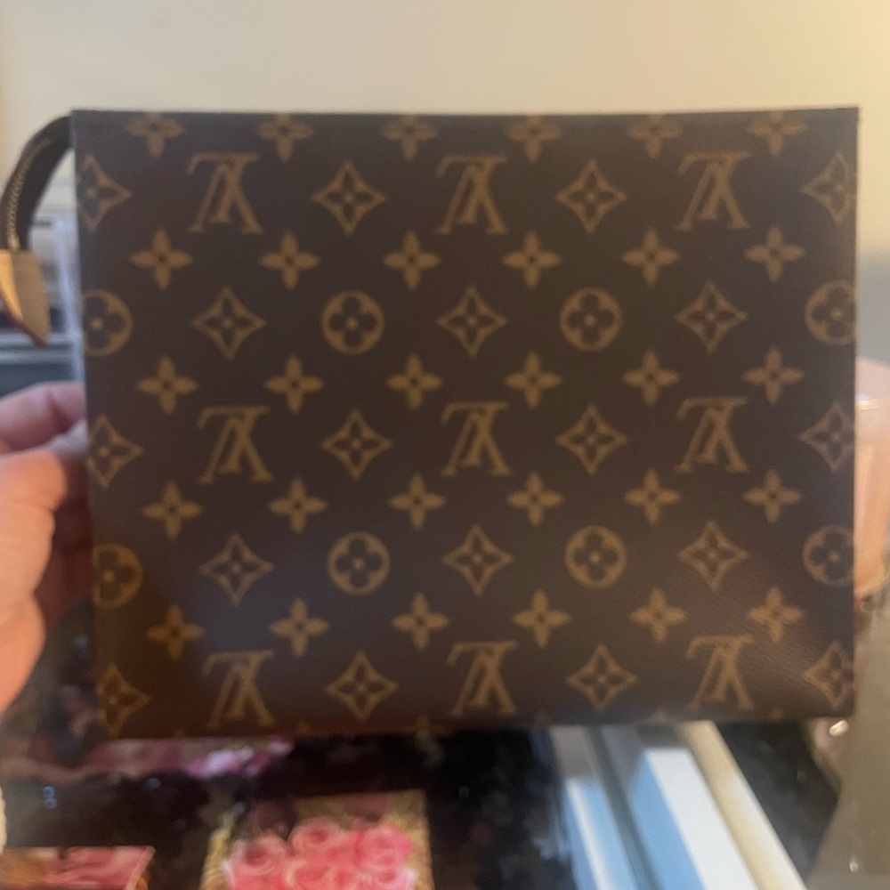 LV Toiletry 26